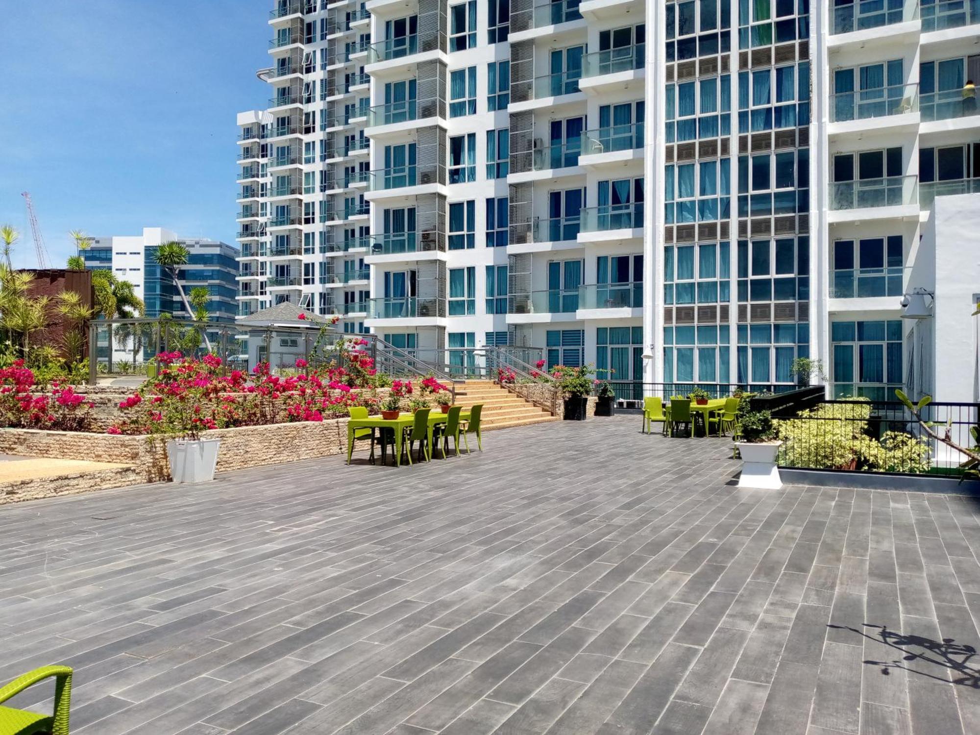 Mactan Newtown 8 Boulevard Deluxe Punta Engaño Екстериор снимка